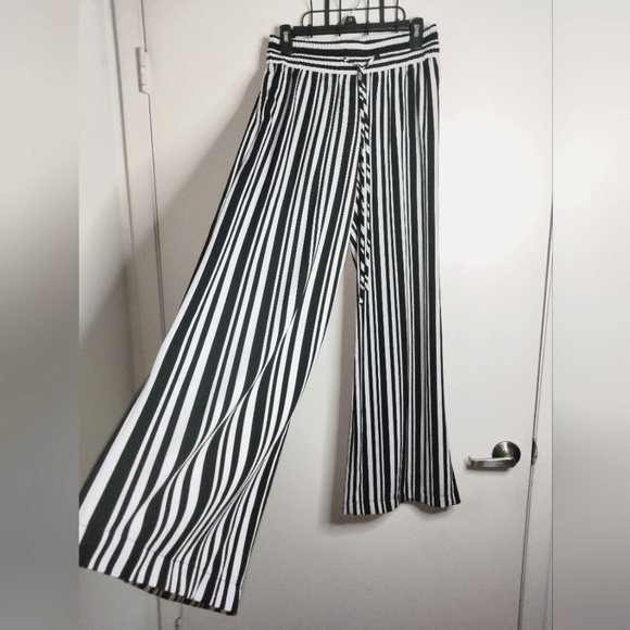 New York & Company Pants - New York & Company (Size S) Black and White Striped Retro Wide-Leg Pull-on Pants